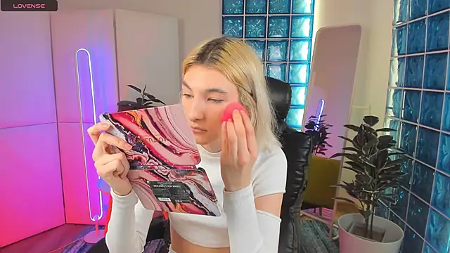 Snapshot of Mia_Cheers chatting on 02-21-25, 01:55 Mia Cheers online show from 02-21-25, 01:55