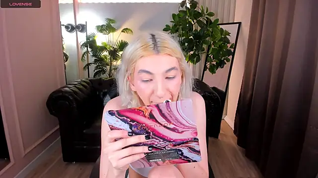 Snapshot of Mia_Cheers chatting on 03-22-25, 09:45 Mia Cheers online show from 03-22-25, 09:45