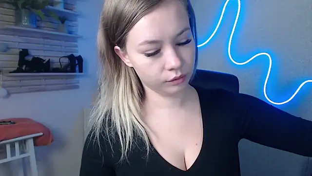 Snapshot of holly_xglam chatting on 12-19-24, 03:18 holly xglam online show from 12-19-24, 03:18