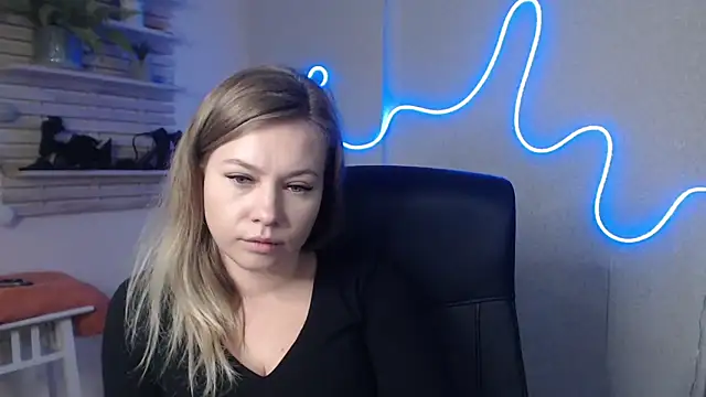 Snapshot of holly_xglam chatting on 12-19-24, 06:34 holly xglam online show from 12-19-24, 06:34