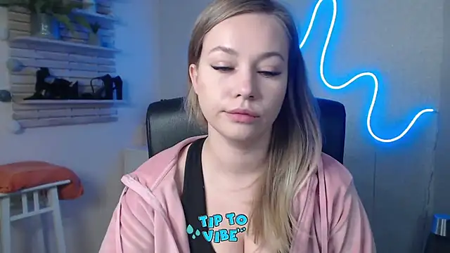Snapshot of holly_xglam chatting on 12-19-24, 08:23 holly xglam online show from 12-19-24, 08:23
