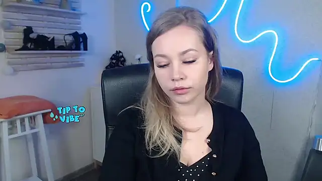 Snapshot of holly_xglam chatting on 12-30-24, 06:31 holly xglam online show from 12-30-24, 06:31