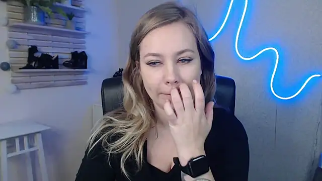 Snapshot of holly_xglam chatting on 01-02-25, 06:18 holly xglam online show from 01-02-25, 06:18