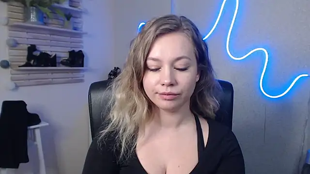 Snapshot of holly_xglam chatting on 01-07-25, 07:42 holly xglam online show from 01-07-25, 07:42