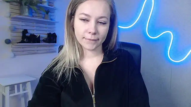 Snapshot of holly_xglam chatting on 01-08-25, 04:23 holly xglam online show from 01-08-25, 04:23