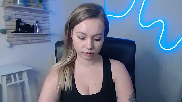 Snapshot of holly_xglam chatting on 01-09-25, 06:06 holly xglam online show from 01-09-25, 06:06