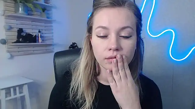 Snapshot of holly_xglam chatting on 01-09-25, 09:16 holly xglam online show from 01-09-25, 09:16