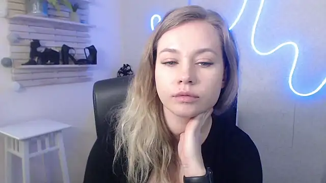 Snapshot of holly_xglam chatting on 01-15-25, 10:17 holly xglam online show from 01-15-25, 10:17