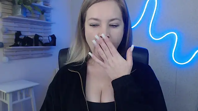 Snapshot of holly_xglam chatting on 01-17-25, 06:26 holly xglam online show from 01-17-25, 06:26
