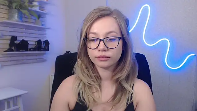 Snapshot of holly_xglam chatting on 01-22-25, 06:20 holly xglam online show from 01-22-25, 06:20
