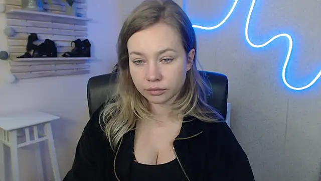 Snapshot of holly_xglam chatting on 02-05-25, 06:13 holly xglam online show from 02-05-25, 06:13