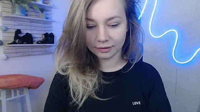Snapshot of holly_xglam chatting on 02-06-25, 01:16 holly xglam online show from 02-06-25, 01:16