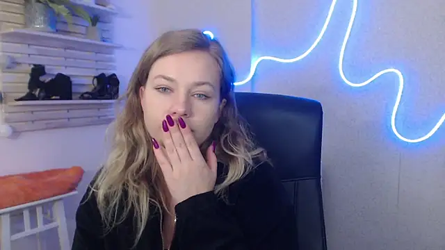 Snapshot of holly_xglam chatting on 02-07-25, 04:27 holly xglam online show from 02-07-25, 04:27