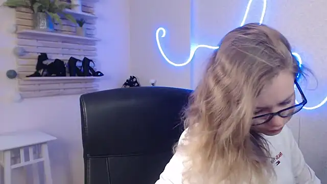 Snapshot of holly_xglam chatting on 02-14-25, 02:28 holly xglam online show from 02-14-25, 02:28