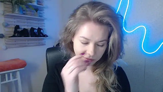Snapshot of holly_xglam chatting on 02-18-25, 08:05 holly xglam online show from 02-18-25, 08:05