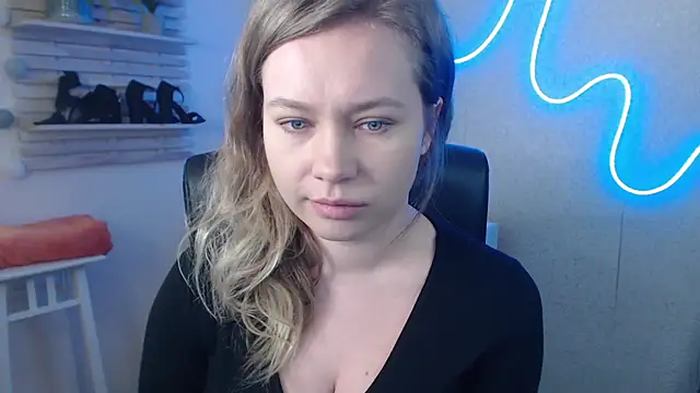 Snapshot of holly_xglam chatting on 02-18-25, 11:11 holly xglam online show from 02-18-25, 11:11