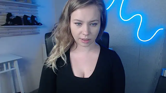 Snapshot of holly_xglam chatting on 02-19-25, 07:28 holly xglam online show from 02-19-25, 07:28