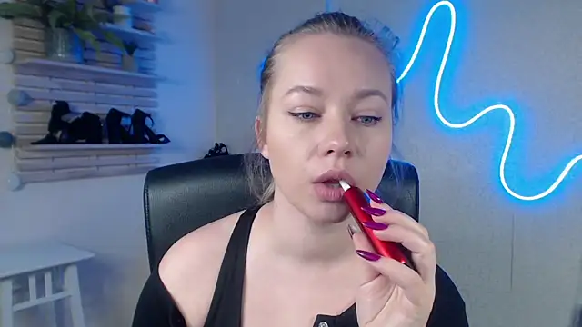 Snapshot of holly_xglam chatting on 02-20-25, 03:23 holly xglam online show from 02-20-25, 03:23