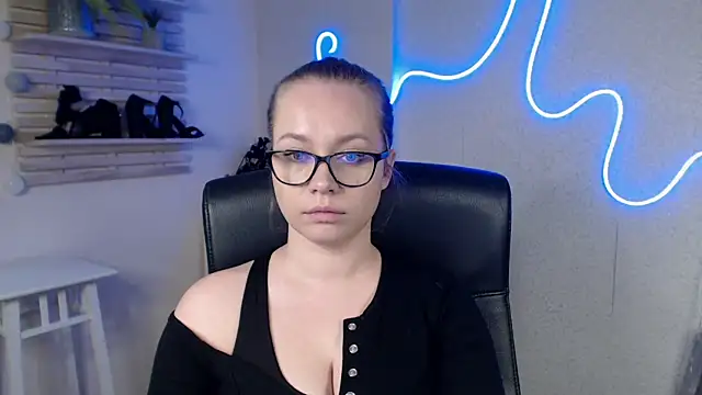 Snapshot of holly_xglam chatting on 02-20-25, 06:28 holly xglam online show from 02-20-25, 06:28