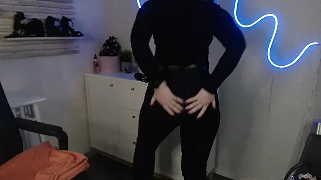 Snapshot of holly_xglam chatting on 02-24-25, 06:27 holly xglam online show from 02-24-25, 06:27