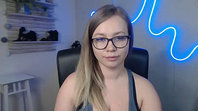 Snapshot of holly_xglam chatting on 02-28-25, 03:15 holly xglam online show from 02-28-25, 03:15