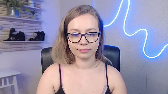 Snapshot of holly_xglam chatting on 03-07-25, 04:24 holly xglam online show from 03-07-25, 04:24