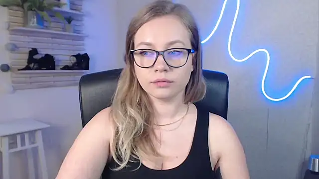Snapshot of holly_xglam chatting on 03-10-25, 03:23 holly xglam online show from 03-10-25, 03:23