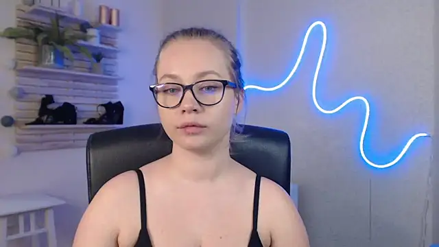 Snapshot of holly_xglam chatting on 03-11-25, 03:48 holly xglam online show from 03-11-25, 03:48