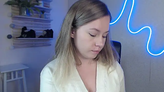 Snapshot of holly_xglam chatting on 03-12-25, 03:24 holly xglam online show from 03-12-25, 03:24