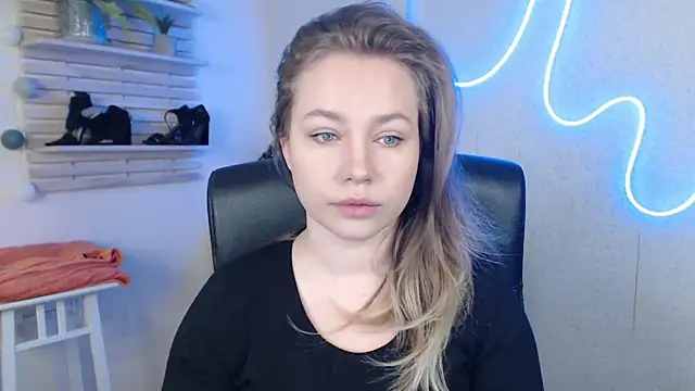 Snapshot of holly_xglam chatting on 03-17-25, 02:19 holly xglam online show from 03-17-25, 02:19