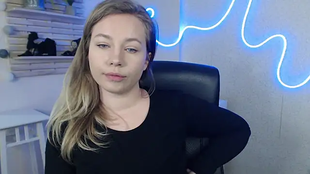 Snapshot of holly_xglam chatting on 03-17-25, 05:23 holly xglam online show from 03-17-25, 05:23