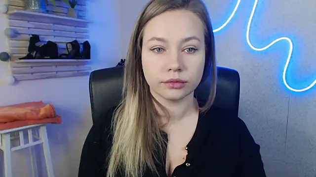 Snapshot of holly_xglam chatting on 03-18-25, 12:16 holly xglam online show from 03-18-25, 12:16