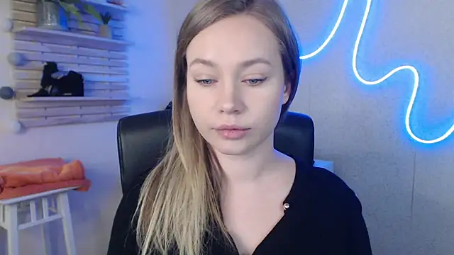 Snapshot of holly_xglam chatting on 03-18-25, 03:20 holly xglam online show from 03-18-25, 03:20