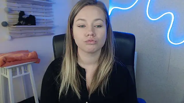 Snapshot of holly_xglam chatting on 03-18-25, 06:25 holly xglam online show from 03-18-25, 06:25