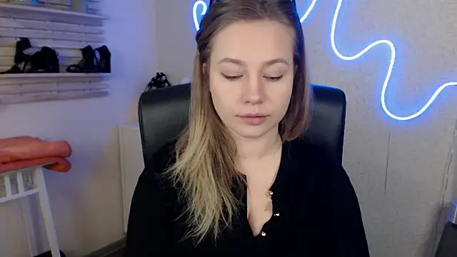 Snapshot of holly_xglam chatting on 03-19-25, 12:04 holly xglam online show from 03-19-25, 12:04