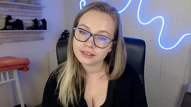 Snapshot of holly_xglam chatting on 03-19-25, 06:24 holly xglam online show from 03-19-25, 06:24