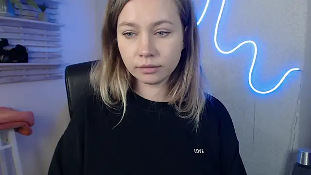 Snapshot of holly_xglam chatting on 03-20-25, 03:23 holly xglam online show from 03-20-25, 03:23