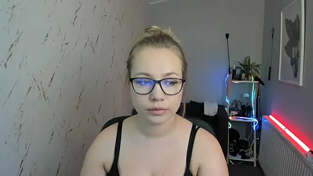 Snapshot of holly_xglam chatting on 09-10-25, 04:51 holly xglam online show from 09-10-25, 04:51