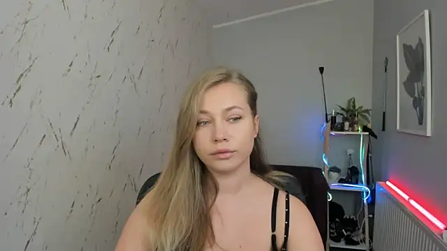 Snapshot of holly_xglam chatting on 09-11-25, 04:29 holly xglam online show from 09-11-25, 04:29