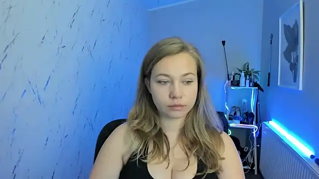 Snapshot of holly_xglam chatting on 09-22-25, 05:04 holly xglam online show from 09-22-25, 05:04