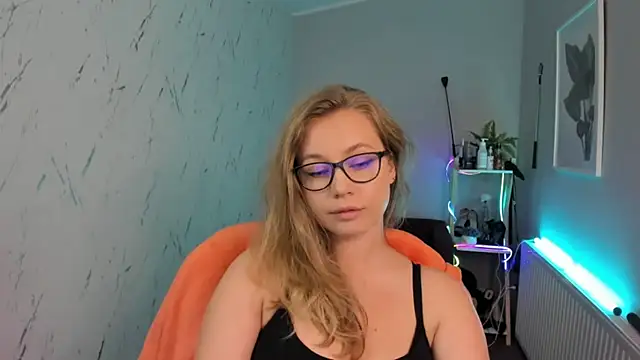 Snapshot of holly_xglam chatting on 09-23-25, 05:27 holly xglam online show from 09-23-25, 05:27