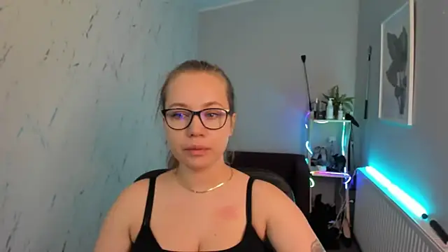 Snapshot of holly_xglam chatting on 09-24-25, 05:05 holly xglam online show from 09-24-25, 05:05