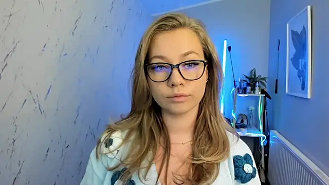 Snapshot of holly_xglam chatting on 09-30-25, 04:56 holly xglam online show from 09-30-25, 04:56