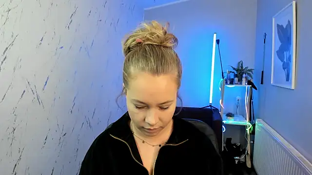 Snapshot of holly_xglam chatting on 10-01-25, 05:08 holly xglam online show from 10-01-25, 05:08