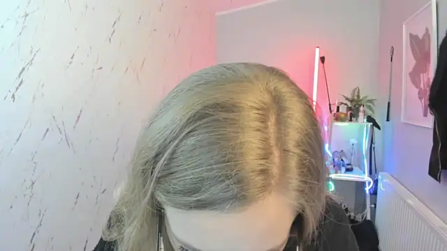 Snapshot of holly_xglam chatting on 10-08-25, 05:10 holly xglam online show from 10-08-25, 05:10