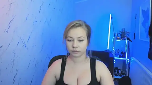 Snapshot of holly_xglam chatting on 10-13-25, 04:51 holly xglam online show from 10-13-25, 04:51