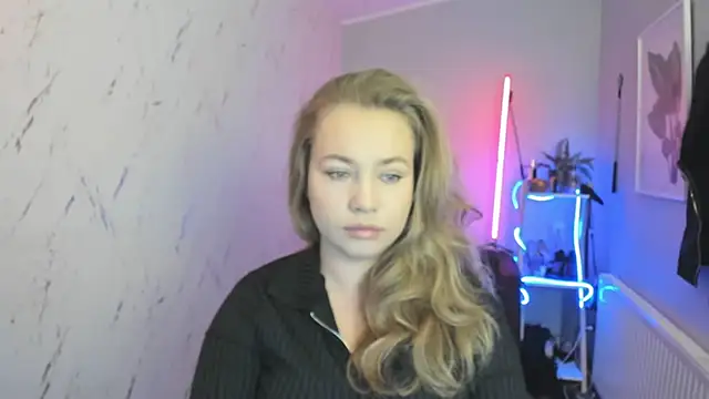 Snapshot of holly_xglam chatting on 10-15-25, 06:08 holly xglam online show from 10-15-25, 06:08
