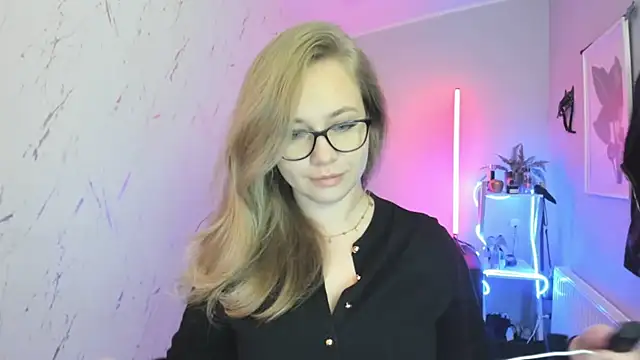 Snapshot of holly_xglam chatting on 10-21-25, 05:46 holly xglam online show from 10-21-25, 05:46