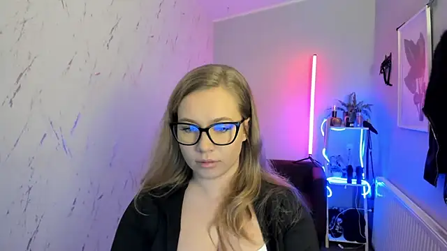 holly xglam online show from 11-05-25, 08:20