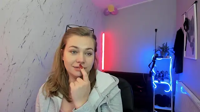 holly xglam online show from 02-10-26, 08:02